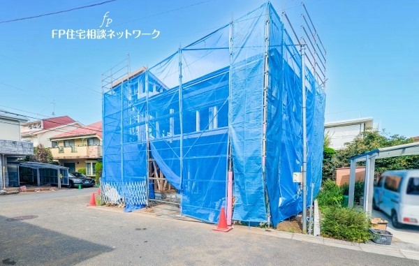 外観:前面道路含む現地外観写真（建築中）