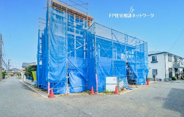 外観:前面道路含む現地外観写真（建築中）