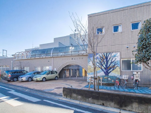 周辺環境:西東京市立碧山小学校(開校時からの、地域、PTA、保護者の学校への熱心な協力は今も健在で、子どもたちは多くの大人の支援を受けながら、明るく、素直に、心優しく育っています。この地域で育ち、この碧山小で学び、この先生方と出会えてよかったと思われるような学校でありたいと考えています。)