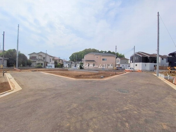 外観:前面道路含む現地土地写真