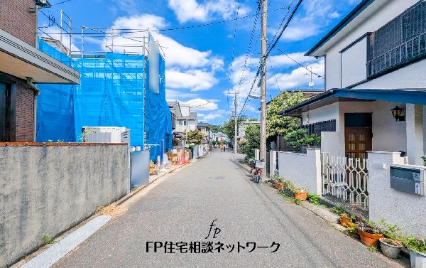 外観:前面道路含む現地外観写真（建築中）