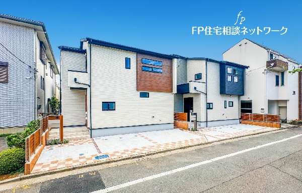 外観:前面道路含む現地外観写真