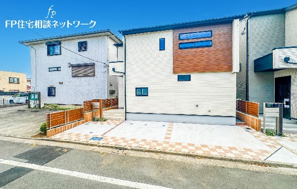 外観:前面道路含む現地外観写真