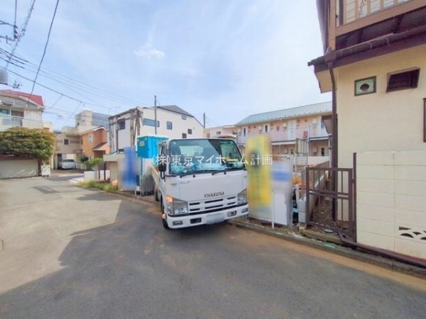外観:前面道路含む現地外観写真（建築中）