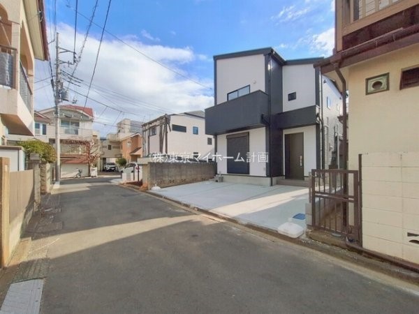 外観:前面道路含む現地外観写真