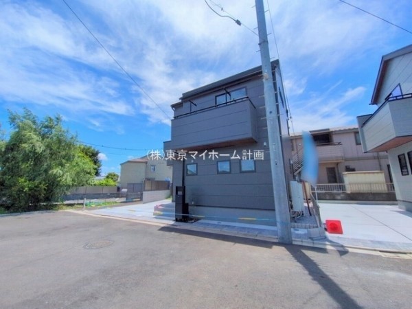 外観:前面道路含む現地外観写真