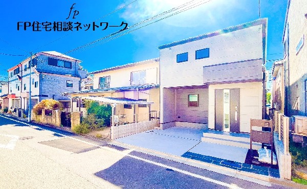外観:前面道路含む現地外観写真