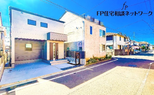 外観:前面道路含む現地外観写真