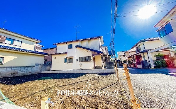 外観:前面道路含む現地土地写真