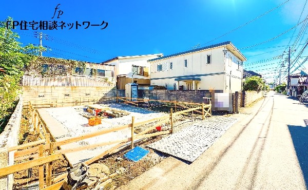 外観:前面道路含む現地写真（建築中）