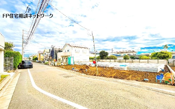 外観:前面道路含む現地写真(建築中)