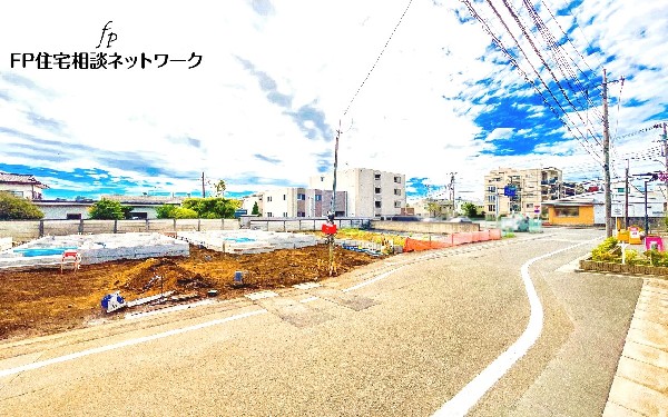 外観:前面道路含む現地写真(建築中)