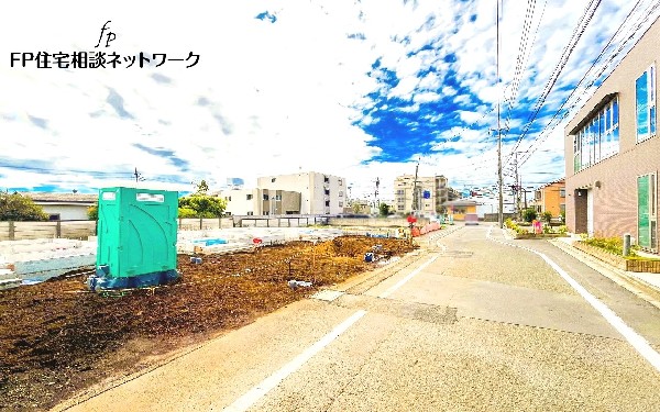 外観:前面道路含む現地写真(建築中)