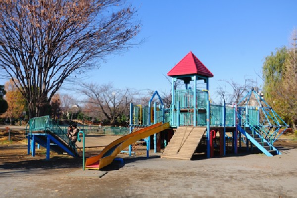周辺環境:窪東公園(かつて関東高等学校のグラウンドだった跡地を整備して造られた公園です。園内には子どもたちが遊ぶ大型でカラフルな遊具もいろいろ設置されていて、特に複合遊具のすべり台は大人気となっています。)