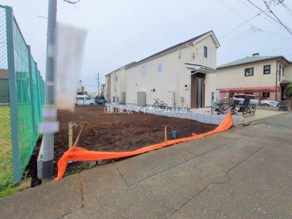 外観:前面道路含む現地土地写真