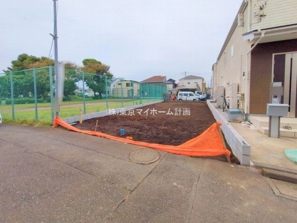 外観:前面道路含む現地土地写真