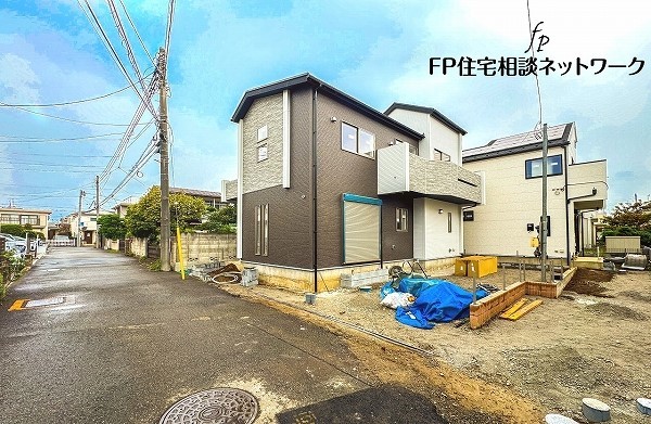 外観:前面道路含む現地外観写真