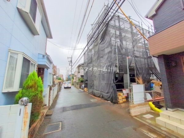 外観:前面道路含む現地外観写真（建築中）