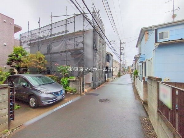 外観:前面道路含む現地外観写真（建築中）