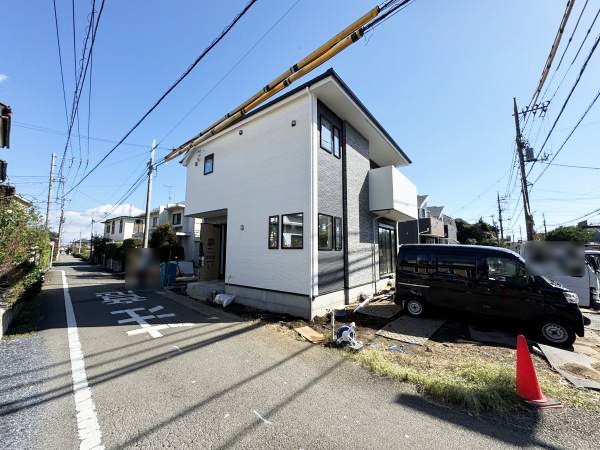 外観:前面道路含む現地外観写真