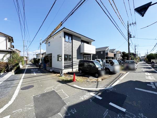 外観:前面道路含む現地外観写真