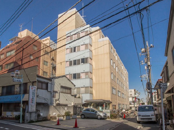 周辺環境:小金井太陽病院(病院理念「全ては患者様のために」のもと、常に患者様には明るく笑顔で接しています。)