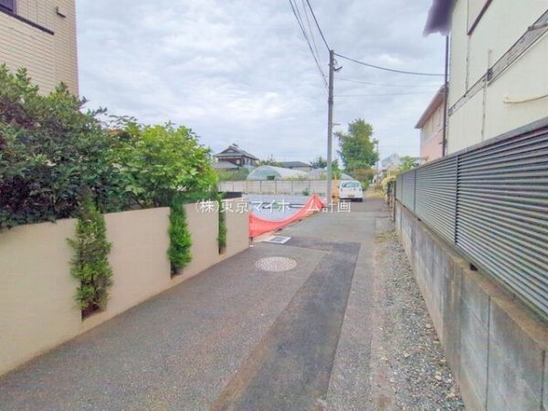 外観:前面道路含む現地土地写真