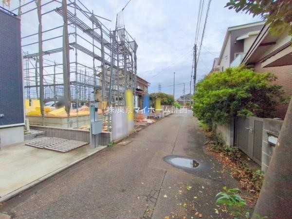 外観:前面道路含む現地外観写真（建築中）