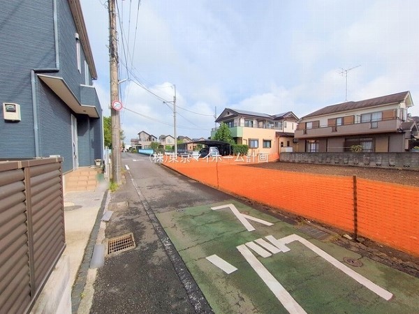 外観:前面道路含む現地土地写真