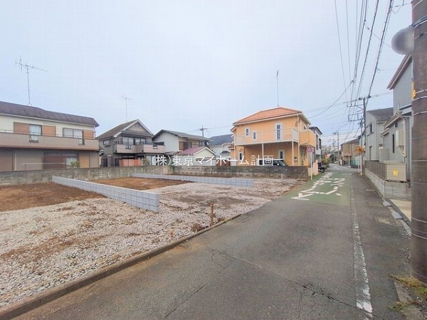 外観:前面道路含む現地外観写真（建築中）