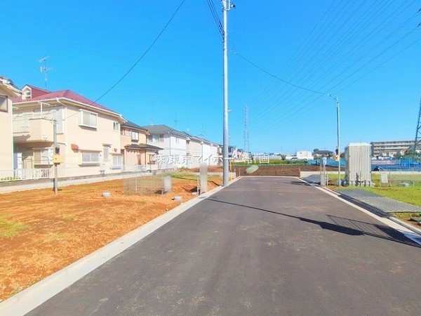 外観:前面道路含む現地土地写真