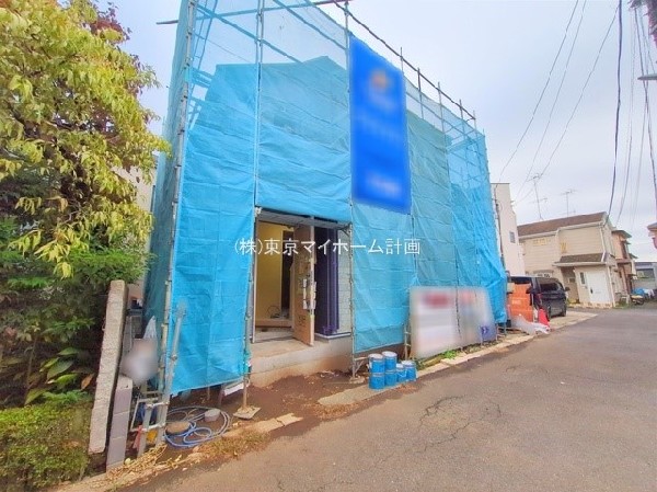 外観:前面道路含む現地外観写真(建築中)