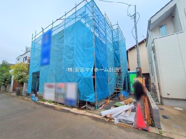 外観:前面道路含む現地外観写真(建築中)