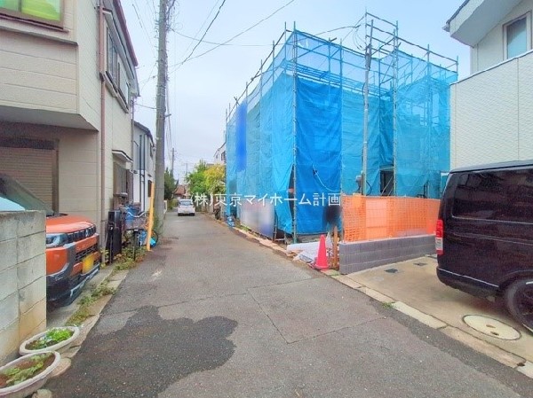 外観:前面道路含む現地外観写真(建築中)
