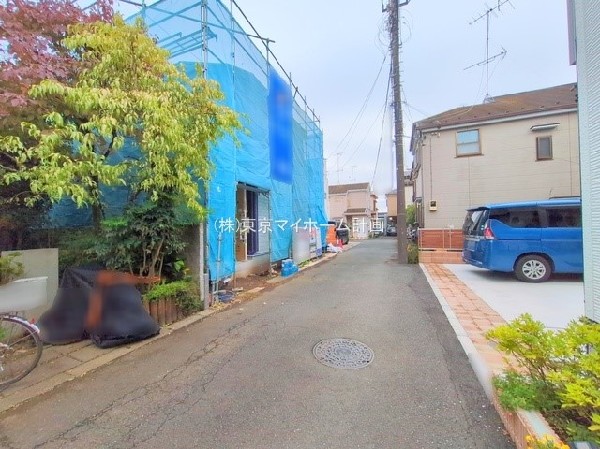 外観:前面道路含む現地外観写真(建築中)