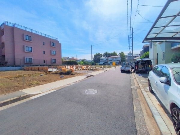 外観:前面道路含む現地外観写真(建築中)