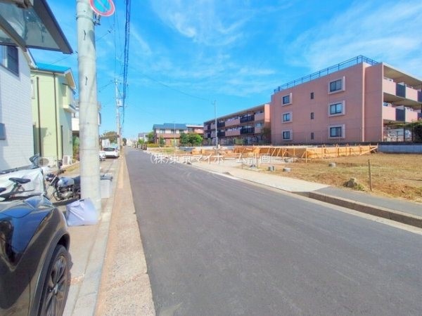 外観:前面道路含む現地外観写真(建築中)