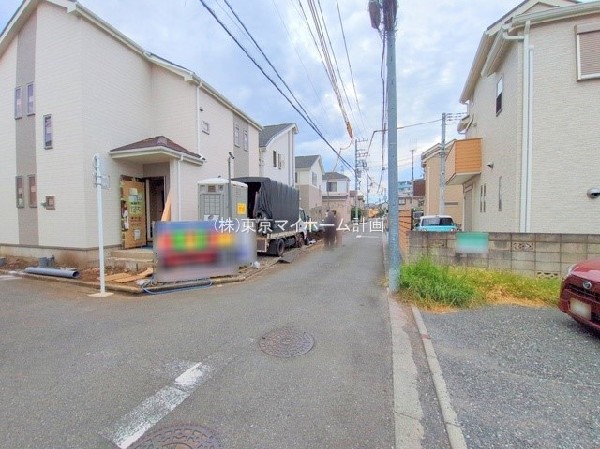 外観:前面道路含む現地外観写真