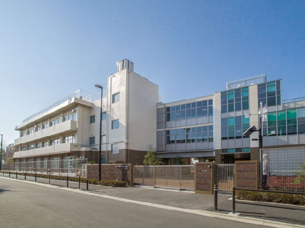 周辺環境:府中市立府中第五中学校(、社会の中で生きて働くそのような力の基礎を身に付けるとともに、社会への参画を通して、自信をもって自己の力を発揮し、貢献していく態度をはぐくみながら、生徒一人一人の確かな自己実現の支援に努めます。)