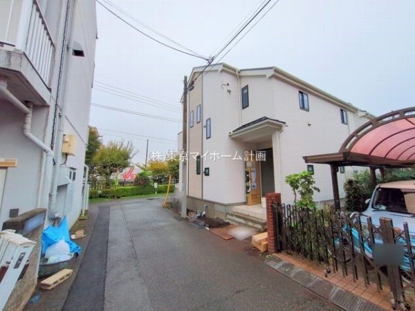 外観:前面道路含む現地外観写真