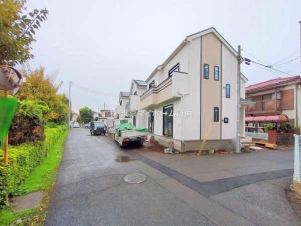 外観:前面道路含む現地外観写真