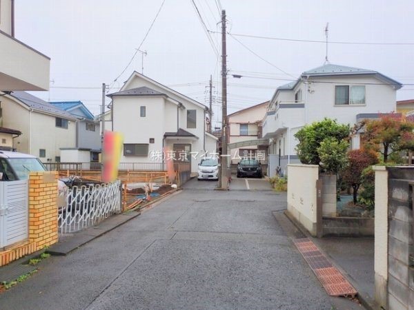 外観:前面道路含む現地外観写真（建築中）