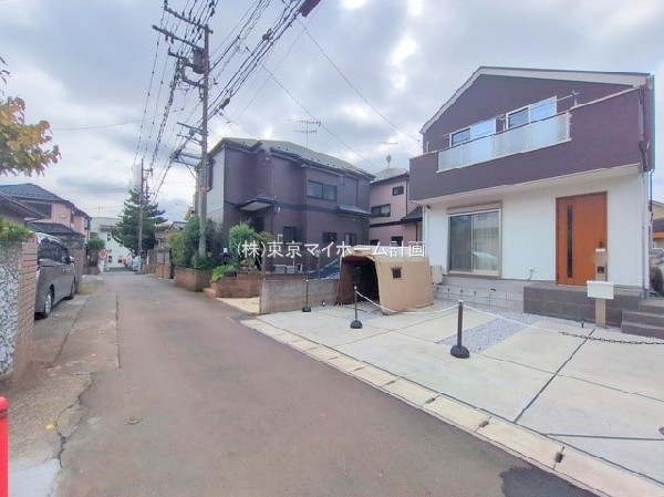 外観:前面道路含む現地外観写真