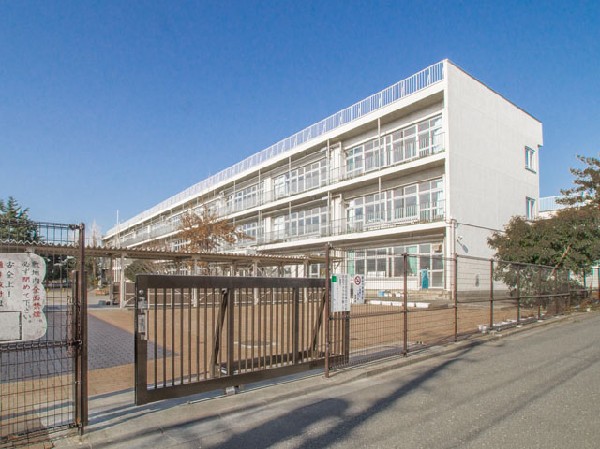 周辺環境:東久留米市立第一小学校(子供たちが毎日元気に登校し、楽しく生き生きとした生活を送ることができるように、また子供たちが未来への夢や希望を育んでいくことができる学校を目指しています。)