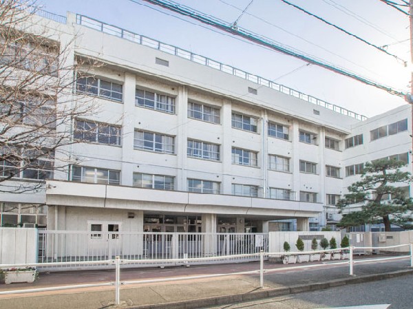 周辺環境:東久留米市立中央中学校(生徒と地域とが交流する機会をつくっていただくなど、学校、家庭、地域の三位一体の教育を進めています。)