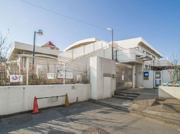 周辺環境:まえさわ保育園(医師や教師などを講師としての育児講座を開催したり、園庭でのあそび、散歩、プール活動など外での活動を大切にしています。)