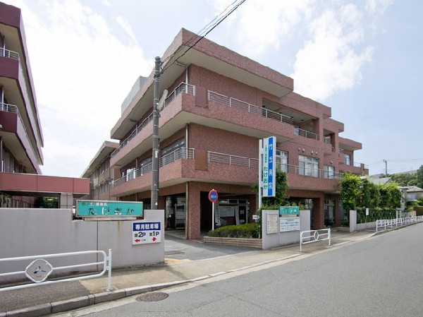 周辺環境:竹丘病院(竹丘病院は療養型病院であり、短期及び長期療養を必要とされる患者さまを幅広く受け入れています。外来においては1人1人の患者さまにゆっくり時間をかけて和やかに診療しています。)