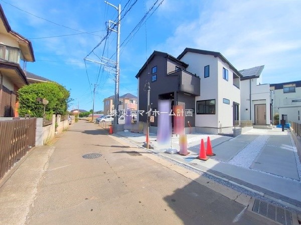 外観:前面道路含む現地外観写真