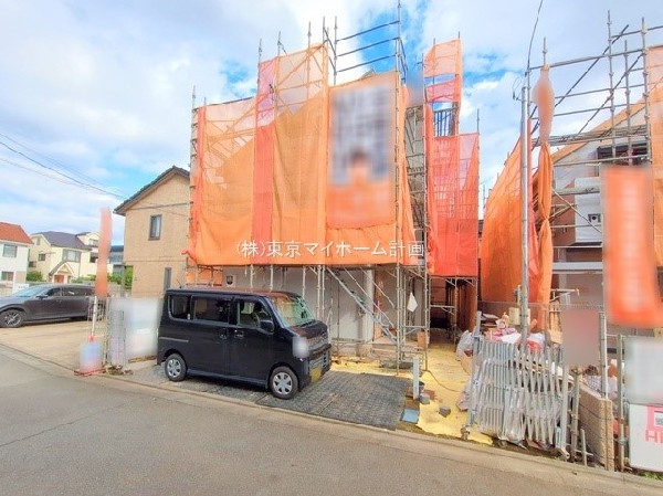 外観:前面道路含む現地外観写真（建築中）