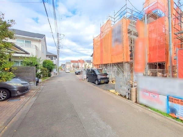 外観:前面道路含む現地外観写真（建築中）